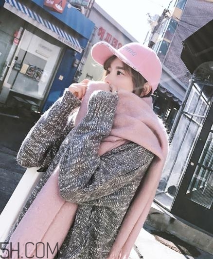 粉色圍巾怎么搭配衣服？粉色圍巾配什么顏色衣服？