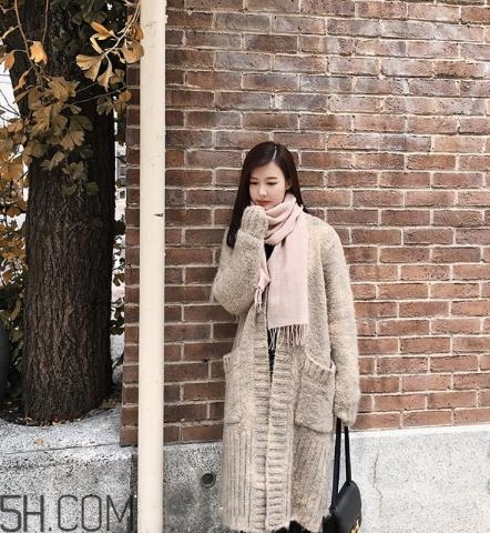粉色圍巾怎么搭配衣服？粉色圍巾配什么顏色衣服？