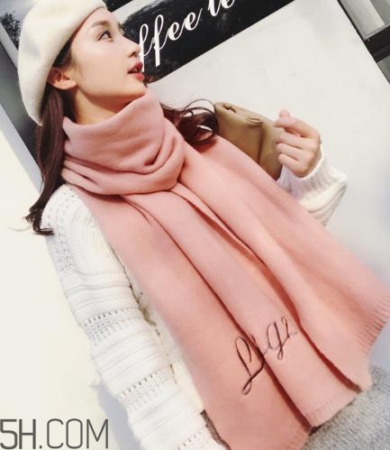 粉色圍巾怎么搭配衣服？粉色圍巾配什么顏色衣服？