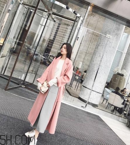 粉色上衣配什么顏色褲子？粉色上衣搭配褲子圖片