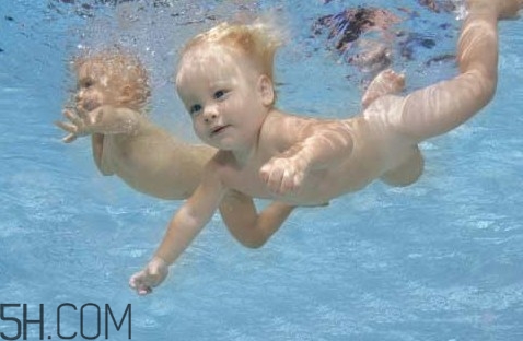 嬰幼兒睡覺翻白眼是怎么回事？寶寶學游泳有哪些講究？