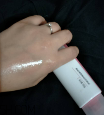 瓷肌晶透雪肌潔面乳可以卸妝嗎？清潔力如何？