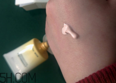 瓷肌礦物CC霜油不油？瓷肌礦物CC霜適合什么膚質(zhì)？