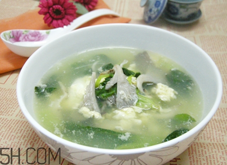 平菇可以和雞蛋一起做湯嗎？平菇和木耳能一起吃嗎？