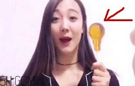 燈泡糖放進(jìn)嘴巴為什么拿不出來？燈泡棒棒糖怎么拿出來？