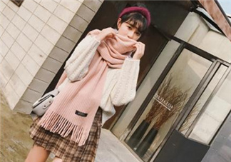 粉色圍巾怎么搭配衣服？粉色圍巾配什么顏色衣服？