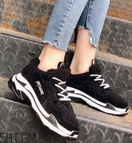 翻毛運(yùn)動(dòng)鞋怎么清洗？翻毛運(yùn)動(dòng)鞋能用水洗嗎？