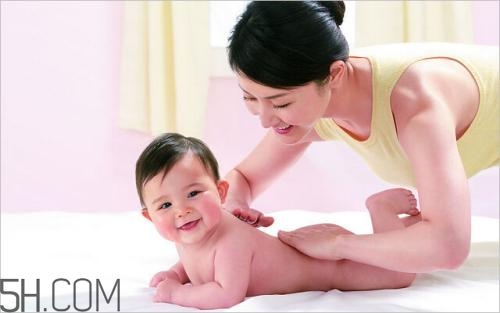 撫觸的進(jìn)行手法是怎樣的？寶寶的小內(nèi)褲有哪些情況？