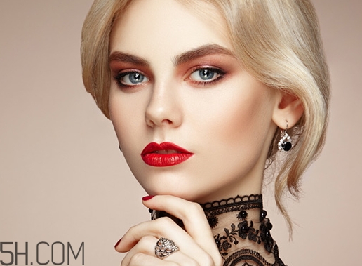 腮紅刷什么材質(zhì)好？腮紅刷纖維毛和動(dòng)物毛哪個(gè)好