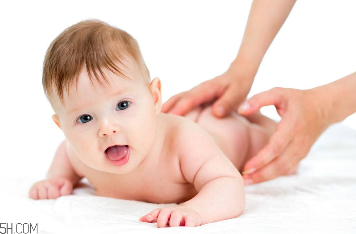 新生兒眼屎又多又黃是怎么回事？新生兒何時(shí)能坐飛機(jī)？