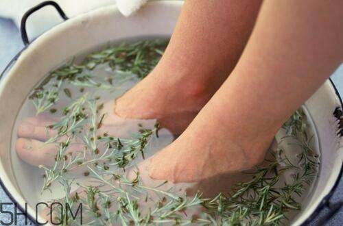 女性冬季泡腳要注意什么？女性泡腳養(yǎng)生的方法是什么？