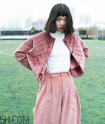 粉色褲子配什么上衣？將時尚與溫暖兼具的搭配
