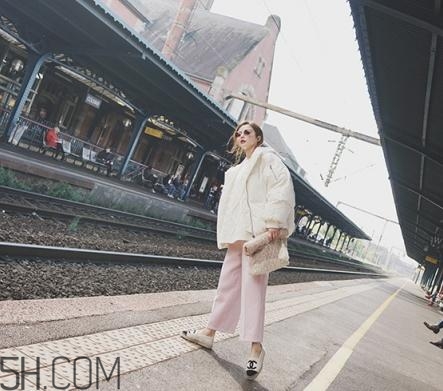 粉色褲子配什么上衣？將時尚與溫暖兼具的搭配