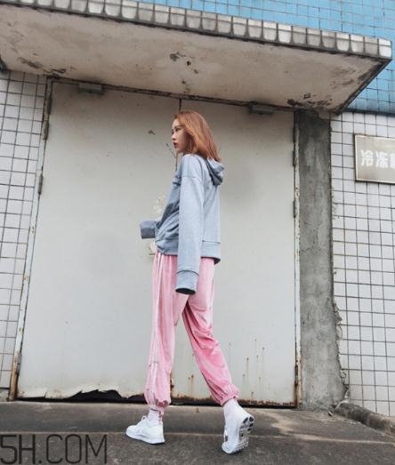 粉色褲子配什么上衣？將時尚與溫暖兼具的搭配