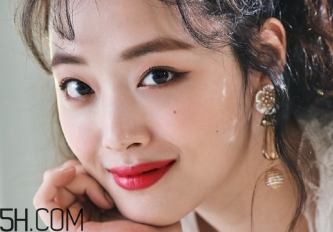 雅詩蘭黛戀愛唇膏哪個色比較火？崔雪莉雅詩蘭黛畫報口紅色號