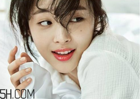 雅詩蘭黛戀愛唇膏哪個色比較火？崔雪莉雅詩蘭黛畫報口紅色號