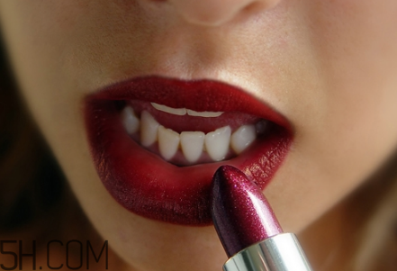 如何根據皮膚挑選口紅的顏色？雅詩蘭黛420和蘭蔻290顏色一樣嗎？