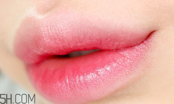 如何根據皮膚挑選口紅的顏色？雅詩蘭黛420和蘭蔻290顏色一樣嗎？