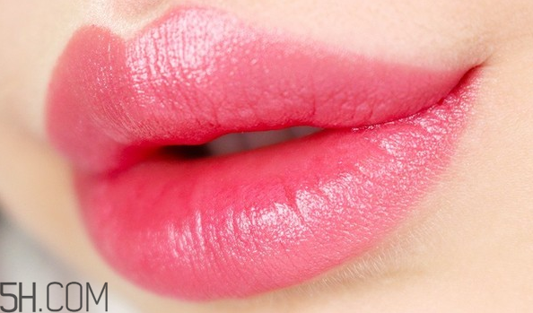 如何根據皮膚挑選口紅的顏色？雅詩蘭黛420和蘭蔻290顏色一樣嗎？