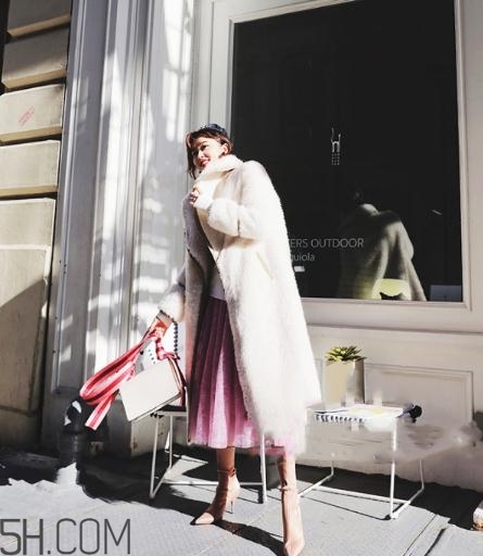 粉色裙子配什么外套？?jī)?yōu)雅時(shí)尚兩不誤