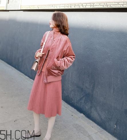 粉色裙子配什么外套？?jī)?yōu)雅時(shí)尚兩不誤