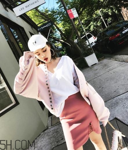 粉色裙子配什么外套？?jī)?yōu)雅時(shí)尚兩不誤