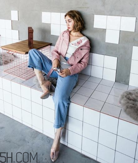 粉色皮衣怎么搭配好看？甜美機車少女風