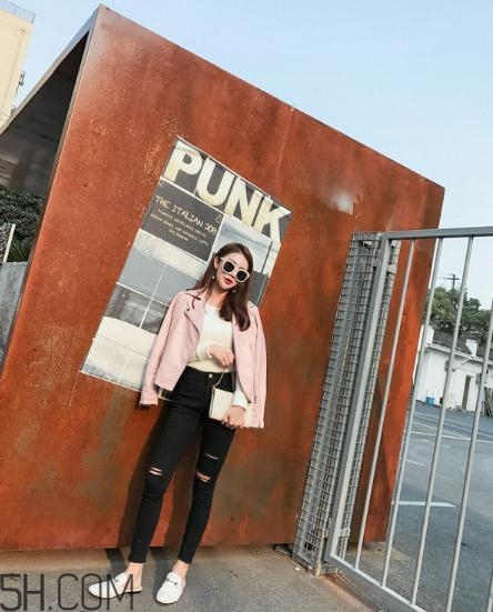 粉色皮衣怎么搭配好看？甜美機車少女風