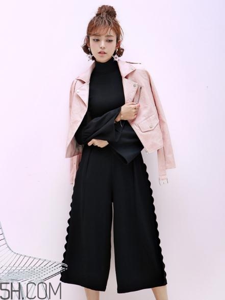 粉色皮衣怎么搭配好看？甜美機車少女風