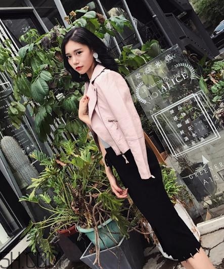 粉色皮衣怎么搭配好看？甜美機車少女風