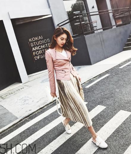 粉色皮衣怎么搭配好看？甜美機車少女風