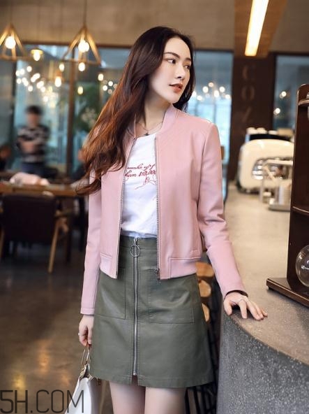 粉色皮衣怎么搭配好看？甜美機車少女風