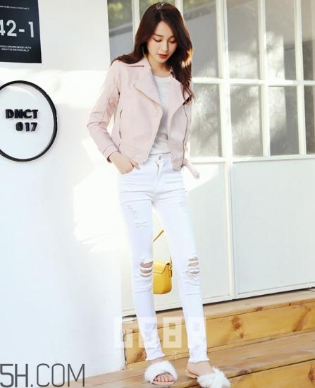 粉色皮衣怎么搭配好看？甜美機車少女風