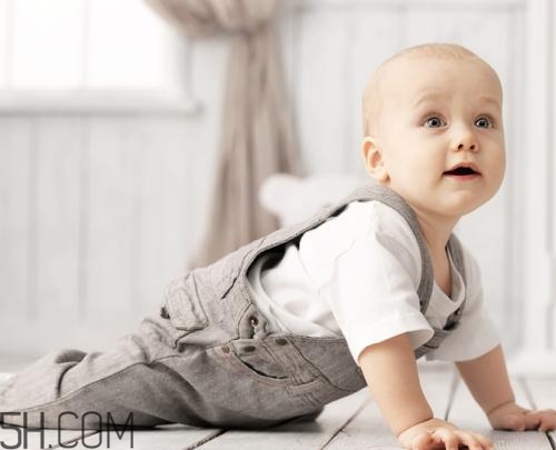 哪些因素會影響到寶寶走路呢？寶寶智力發(fā)育的高峰期在何時？