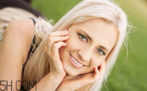 女性小便發(fā)黃是怎么回事？女性小便發(fā)黃有異味的原因有哪些？