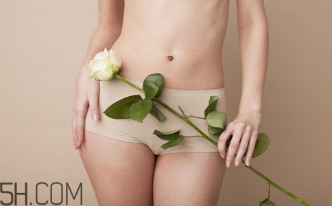 女性小便發(fā)黃是怎么回事？女性小便發(fā)黃有異味的原因有哪些？