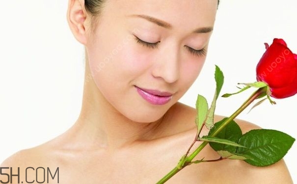 女性小便發(fā)黃是怎么回事？女性小便發(fā)黃有異味的原因有哪些？