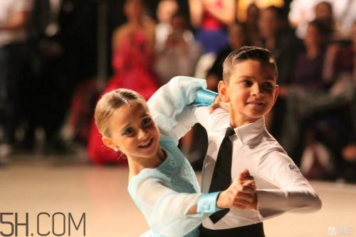 男孩子學跳舞好嗎？學跳舞好處多多