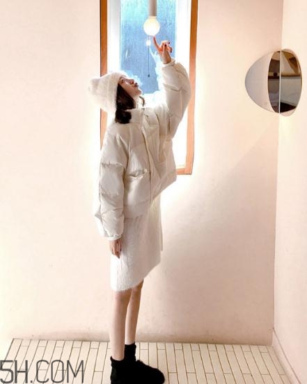 白色面包服怎么搭配？可愛與時尚并存的冬日穿搭