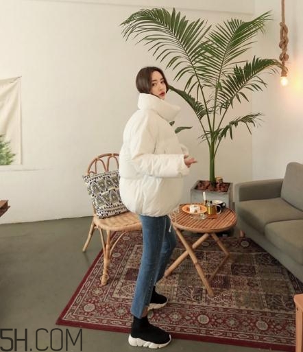 白色面包服怎么搭配？可愛與時尚并存的冬日穿搭