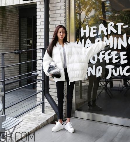 白色面包服怎么搭配？可愛與時尚并存的冬日穿搭