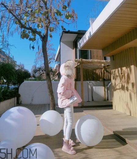 粉色面包服配什么褲子？少女心爆棚的經(jīng)典搭配