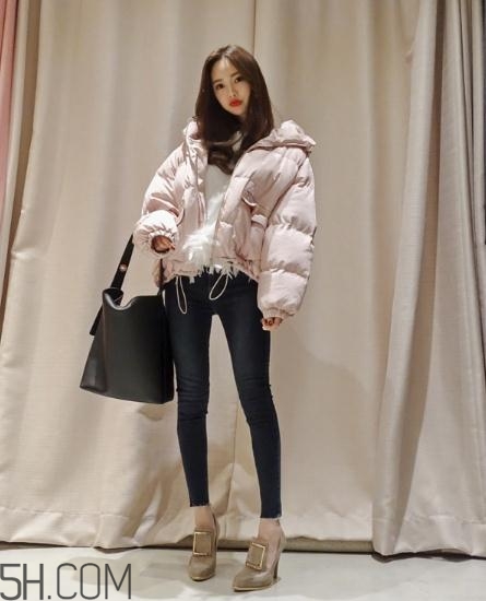 粉色面包服配什么褲子？少女心爆棚的經(jīng)典搭配