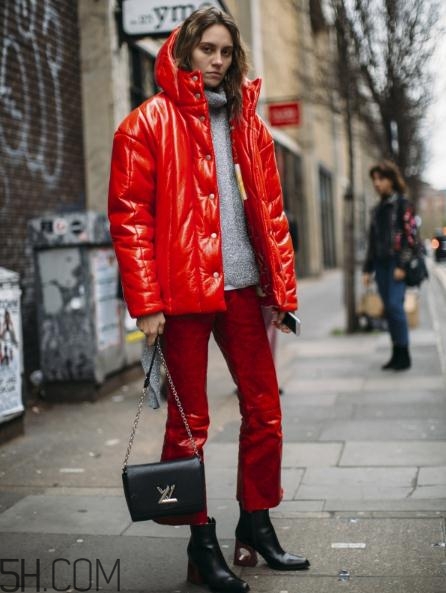 紅色面包服怎么搭配？給寒冷的冬天帶來一絲熱情