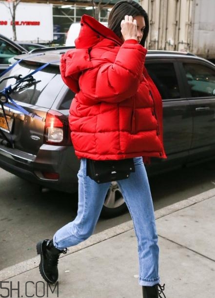 紅色面包服怎么搭配？給寒冷的冬天帶來一絲熱情