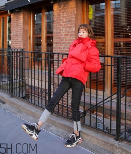 紅色面包服怎么搭配？給寒冷的冬天帶來一絲熱情