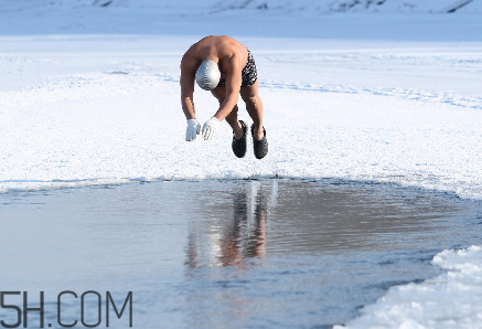 冬泳有哪些好處？冬泳能延緩衰老