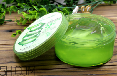 蘆薈膠用在臉上為什么會(huì)有刺痛感？防止用蘆薈膠后皮膚刺痛的方法