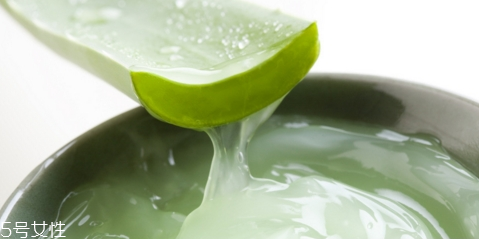 嘴唇干裂能用蘆薈膠嗎？鼻子脫皮也可以用蘆薈膠