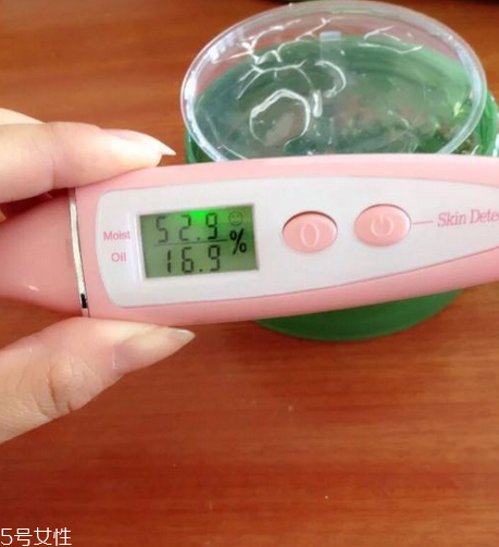 得鮮蘆薈膠含酒精嗎？蘆薈膠當(dāng)睡眠面膜的作用